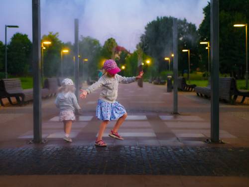 I Miejsce Jarosław Semrau. Zdjęcie przedstawia dzieci bawiące się w fontannie na deptaku.